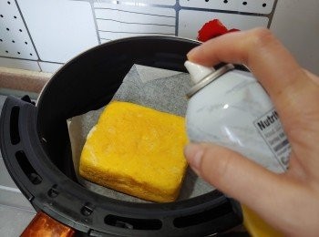 step4: 將麵包反轉，用噴霧裝油在麵包上噴少許油（亦可免），再次氣炸五分鐘至金黃微焦