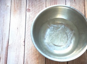 step1: 寒天條以凍水浸發一個鐘。