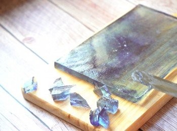 step7: 將寒天糖切細，放在盤上，風乾4-7日至外皮變乾，其間要翻動糖果，確保每面都乾爽。