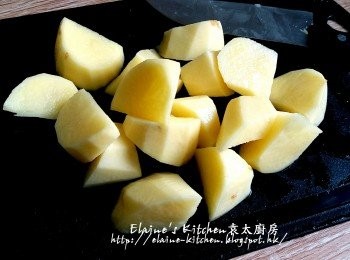 step4: 洋蔥去衣切件 , 薯仔去皮切件