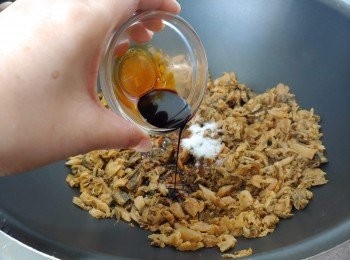 step12: 燒熱小許油， 下梅菜爆炒，下糖、生抽和老抽炒香， 試味後盛起備用