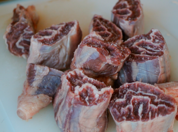 step1: 將牛展切大件, 灑上少許海鹽和黑胡椒碎