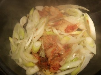 step3: 炒香京蔥和泡菜。
