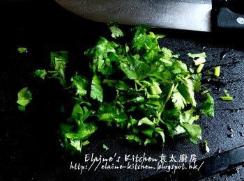 step3: 期間將芫茜洗淨切碎