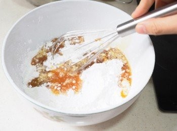 step5: 所有粉類過篩，加入大碗，逐少加入紅棗水，拌勻至無粉粒，過篩備用。
 	用打蛋器攪拌，減少粉粒形成。
