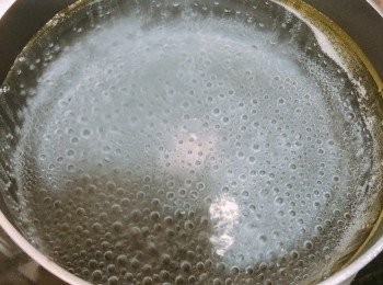 step4: 我用咗豉油、糖、生粉、胡椒粉先醃半個鐘