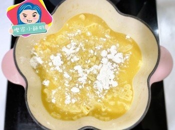 step4: 加入粟米湯同麵粉，攪勻。