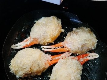 step4: 雞蛋發勻，把準備好的<a href="https://bit.ly/2YzwBVG" target="_blank" data-keyword="蟹鉗" class="guide-link"><strong>蟹鉗</strong></a> <span style="display:inline-block;vertical-align:middle;margin-top:-3px;color:initial;border-radius:3px;padding:2px 3px;font-size:12px;line-height:14px;background:#87d300;color:#fff;">即買</span> 沾上蛋漿，再沾上麵包糠滾幾個圈，直至<a href="https://bit.ly/2YzwBVG" target="_blank" data-keyword="蟹鉗" class="guide-link"><strong>蟹鉗</strong></a> <span style="display:inline-block;vertical-align:middle;margin-top:-3px;color:initial;border-radius:3px;padding:2px 3px;font-size:12px;line-height:14px;background:#87d300;color:#fff;">即買</span> 沾滿一層麵包糠。放入已預熱的氣炸鍋，噴上少許油，並以180 度炸至金黃色。