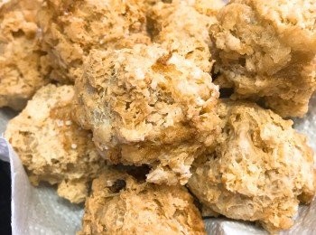 step6: 放入油炸，以中火至外皮脆身，夾起。
再用大火把團團圓圓回鑊炸第二次迫油，炸至金黃，盛起用廚房紙吸去多餘油份。備用。