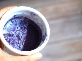 step3: 準備色素。蝶豆花粉加水攪溶至理想顔色。