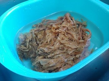 step1: 甜梅菜沖洗乾凈; 用清水浸１小時