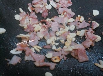 step4: 火轉細，加入蒜片，慢煮蒜片至金黃色。