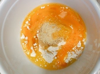 step5: 加埋腰果碎、蛋同油(蛋唔好倒哂，會太多，同埋留返少少一陣要用)
呢個唔洗跟先濕後乾嘅次序都可以的