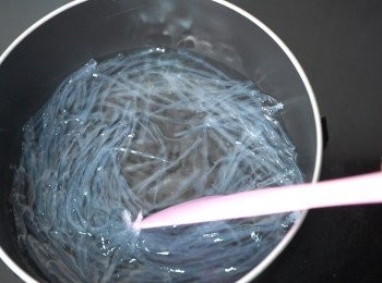 step4: 浸過的寒天條放入400毫升水，用中火煮5分鐘，煮至大部分寒天溶化。