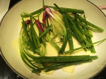 step3: 使用26cm鑄鐵鍋或耐熱鍋，先將薑片鋪滿鍋面,再將蔥段鋪上薑片，蓋蓋用細火加熱3分鐘。