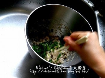 step4: 豆腐鯪魚肉冷藏30分鐘後取出 , 加入芫茜碎拌勻