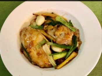 step5: 另起鑊下油，放入𧐢以中慢火煎至兩邊都金黃色，加入已爆好的薑，蔥和蒜瓣略為兜勻，加調味料，米酒，生粉和少許罐頭內的𧐢水煮一會，再加上剩餘的蔥便成。



想知道我更多食譜，可去我Facebook 專頁。
https://m.facebook.com/carlineki/