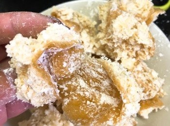 step4: 記得豆腐卜𥚃面要先沾上少少粉才釀入材料，餡料就冇咁易甩出。