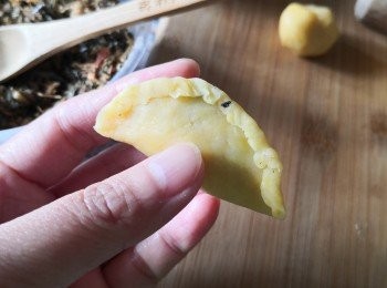 step3: 對摺後用手指頭將皮邊從底向內摺鎖邊修飾