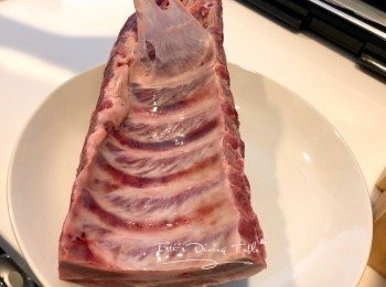 step1: 豬肋骨解凍，撕開背面連著豬肉的薄膜，令醃料更易被吸收