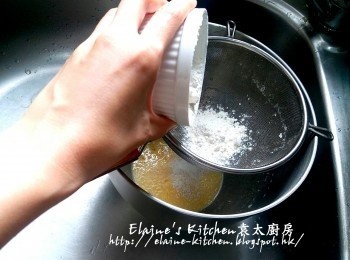 step3: 再篩入低筋麵粉及泡打粉 , 繼續用4速打發拌勻至沒有粉粒至麵糊狀態