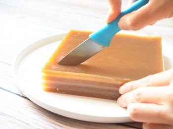 step8: 放涼後取出切件，蒸熱即可享用。
剛剛蒸好的紅棗糕較軟糯，一定要待紅棗糕放涼才取出切件，否則容易破損。