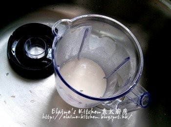 step7: 粘米粉 , 粟米及200ml蘿蔔蝦米水放入攪拌杯內 , 按1速拌勻成沒有粉粒 , 加少許鹽及胡椒粉調味拌勻備用