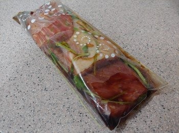 step2: 放進密實袋， 倒進<span class="group_2">醃料</span>及放入芫茜後封口，
放雪櫃醃一夜至入味（用碗醃也可， 但<span class="group_2">醃料</span>份量可能要多一點）;  氣炸前2小時取出回室溫