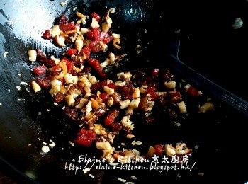 step10: 再加入蝦皮蝦米 , 冬菇粒用中火拌炒數分鐘