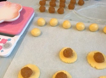 step3: 粉團分割每件11g搓成圓形，輕力壓扁，放上7g鳳梨餡搓成圓形