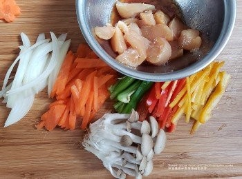 step2: 洋葱｜三色椒｜紅蘿白｜菇切好備用
「雞肉」用少量鼓油及胡椒粉調味