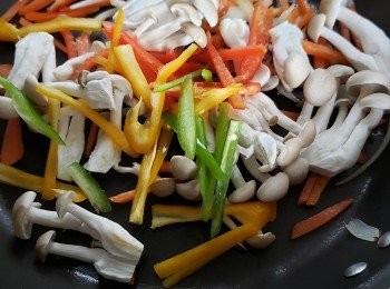 step4: 再而下三色椒,菇,雞肉等同時放下料理酒在内