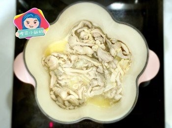 step1: 先將雞絲煮熟，放起。