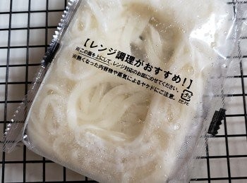 step1: 急凍烏冬《放室温約2小時》令其自動降温,如夏天可更快