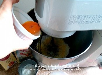 step2: 再分兩次加入蛋液轉4速繼續打發 , 加一半份量牛奶拌勻