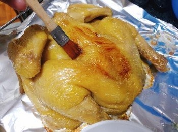 step8: 再取出搽少許老抽上色，噴上啤酒再焗10分鐘即可。
爐溫每部都不相同，請根據雞大小自動調節時間長短。
小貼士： 雞皮表面夠干身才能焗至皮脆肉嫩，噴啤酒會令脆皮效果更持久。