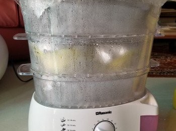 step8: 將蒸糕模具掃油，將粉漿倒入校具準備蒸糕，用電蒸籠注入滾水，放入已有粉漿模具~記得蓋上鋁紙~防止倒汗水流在糕面，蒸1小時待凍再脫膜，放入雪櫃放好就完成♡