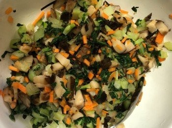 step2: 其他材料切碎
然後撈勻
我驚出水所以整好啲皮臨包前先落少少鹽調味