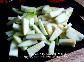 step2: 節瓜用匙羹刮去皮再切條