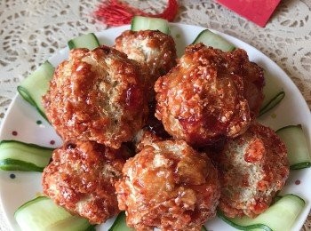 step8: 將青瓜切出薄片擺盤，放上沾好汁料的團團圓圓，一碟充滿喜慶顏色又好意頭的「老少平安樂團圓」可以享用了。