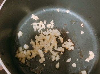 step8: 少少油爆香蒜蓉