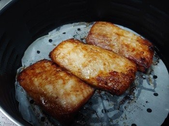 step5: 讓肉休息一會才切片（否則肉汁會流失）.  最後切片； 用調勻的醬汁伴食。