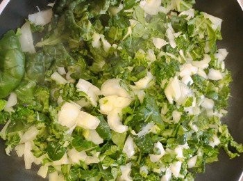 step1: 白菜切碎
我落咗少少薑，白鑊烘到出水
然後揸乾水份