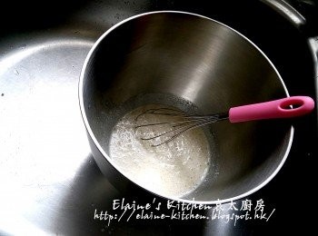 step10: 將瀝乾的西米放入大碗內 , 加入馬蹄水拌勻