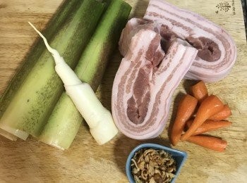 step1: 新鮮皎白筍去殼後切除底部較粗糙的部份後，洗淨；紅蘿蔔去皮洗淨；