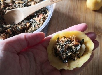 step2: 將皮分成5g至7g左右搓成圓皮中間薄邊邊厚釀入一小勺饀料