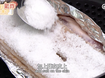 step6: 閒置五分鐘後，加上鹽在皮上，200度炸15分鐘	
wait for 5 mins, add salt on the skin, air fry at 200 C for 15 mins