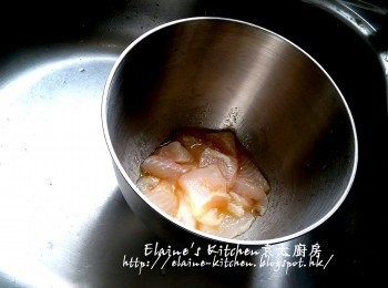 step3: 抹乾水份後放入大碗內 , 加少許鹽 , 胡椒粉及少許蛋液拌勻靜待30分鐘