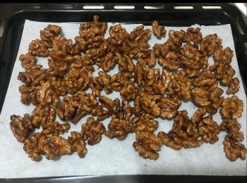 step3: 焗爐先用150度預熱
焗盤上放上牛油紙或錫紙，把合桃鋪在紙上平放，然後放入焗爐內。焗20分鐘。（由於每個爐的爐溫有所不同，所以溫度不超過150度便可以）