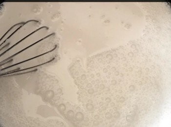 step2: 另外將100g的粘米粉加200g水和60g糖，用易潔鑊開小火慢慢將粉漿搞至有少少杰身就得，然後倒在大碗中加入剛才嘅酵母水